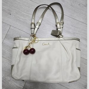 Coach Cream and Gold Leather Shoulder Bag
